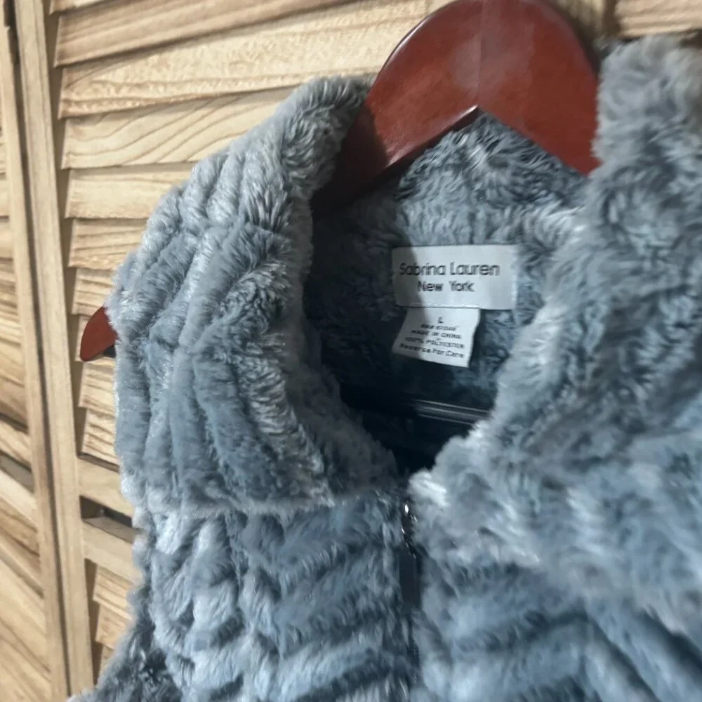 Sabrina Lauren Chevron Faux Fur Vest Silvery Blue Grey Alpine Chic Size L EUC